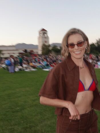 Full leaked Elizabeth banks private photo