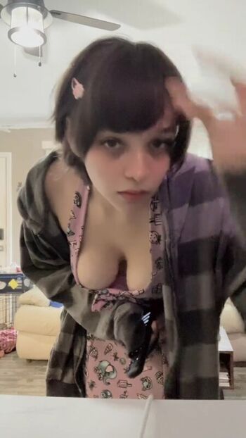 Full leaked Kareoke queen private photo