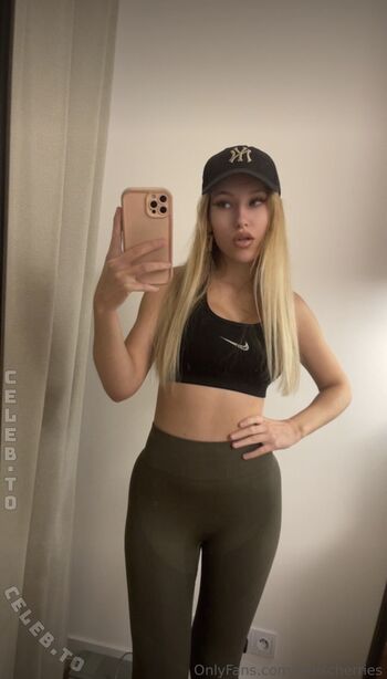 Full leaked Lenischerries private photo