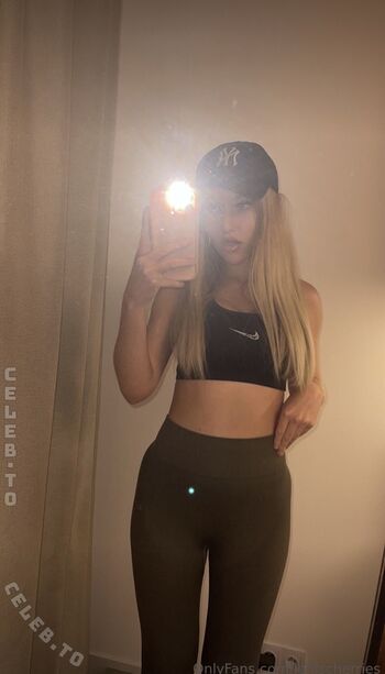Full leaked Lenischerries private photo
